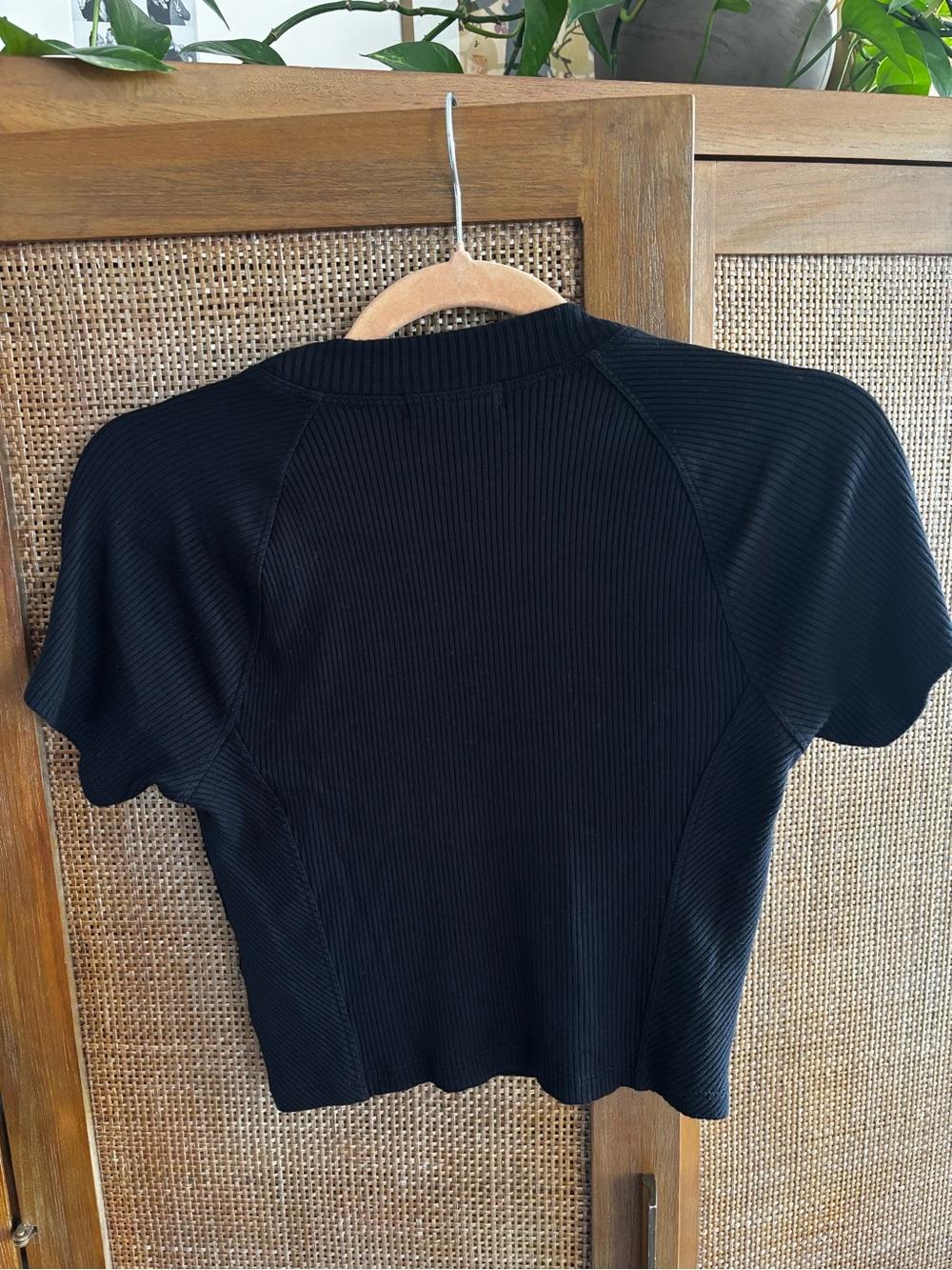 Beyond Yoga Ribbed Crop Black Tee Womens M TTS Great Condition - Picture 5 of 8